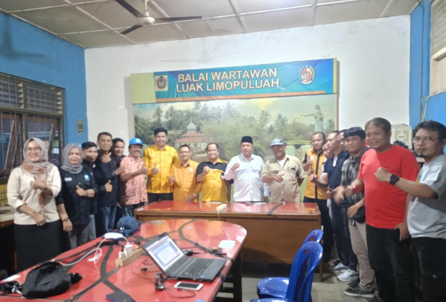 Pengurus DPC Kota Payakumbuh dan DPC Kabupaten Limapuluh Kota, rombongan DPD Partai Hanura Provinsi Sumatera Barat (Sumbar) menyambangi Balai Wartawan Luak Limopuluah yang berada di pusat Kota Payakumbuh
